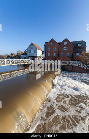 L'Abbaye Moulin et déversoir à Gloucester, Gloucestershire. L'Angleterre Banque D'Images