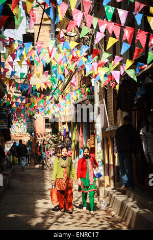 Les femmes en costume traditionnel marche sur rues colorées de Patan, Katmandou, Népal Banque D'Images