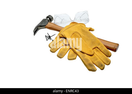 Lunettes de sécurité clair avec un marteau, des clous et des gants de travail couleur moutarde utilisé isolated on white Banque D'Images