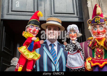 Londres, Royaume-Uni. 10 mai, 2015. L'assemblée annuelle peut Fayre Covent Garden & Festival des marionnettes Punch and Judy dispose de professeurs de autour de l'Angleterre. L'événement, qui célèbre son 40e anniversaire en 2015, a lieu à St Paul's Churchyard, Covent Garden, qui a depuis longtemps des liens avec Punch & Judy. La Peut Fayre culmine dans un toast à M. Punch pour fêter son anniversaire le 9 mai - la première mention de Mr Punch en Angleterre était dans le journal de Samuel Pepys, le 9 mai 1662. Crédit : à vue/Photographique Alamy Live News Banque D'Images