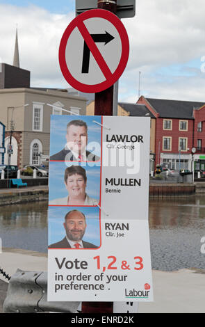 Affiche électorale du Parti travailliste et panneau routier « pas de virage à droite » sur un lampadaire à Wexford Town, Co Wexford, Eire. (Mai 2014) Banque D'Images