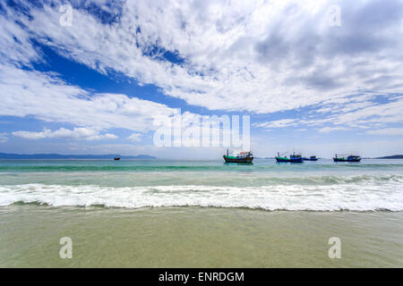 Bateaux locaux à matin dans Doc Let beach, Nha Trang Vietnam central Banque D'Images