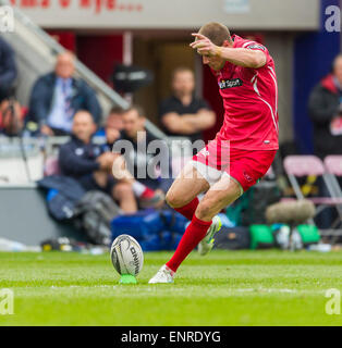 Llanelli, Wales. 10 mai, 2015. Guinness Pro12. Scarlets contre les Cardiff Blues. Scarlets Rhys Priestland kicks une conversion. Credit : Action Plus Sport/Alamy Live News Banque D'Images