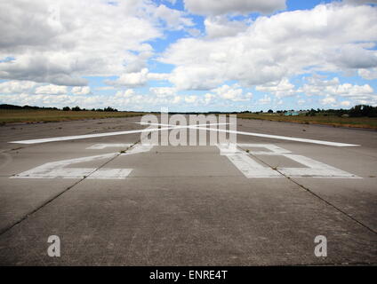 Gros plan sur numéro de piste à l'aérodrome Banque D'Images