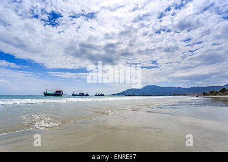 Bateaux locaux à matin dans Doc Let beach, Nha Trang Vietnam central Banque D'Images