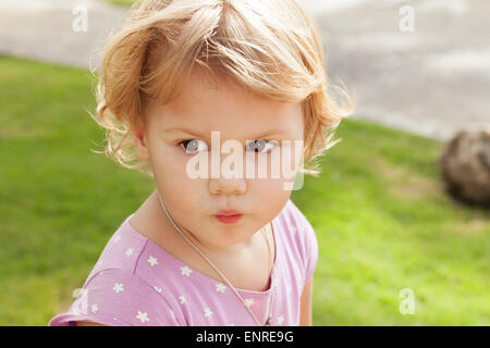 Piscine closeup portrait of cute Young blond bébé fille dans un parc Banque D'Images