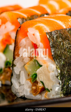 Photo verticale - rouleaux délicieux avec du saumon close-up Banque D'Images