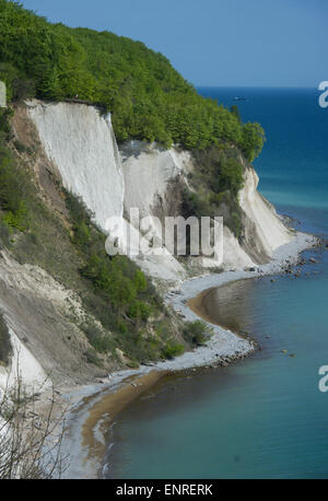 Karlsruhe, Allemagne. 06 mai, 2015. Une vue de la côte raide dans le Parc National de Jasmund, sur l'île de Rügen sur une journée ensoleillée à Sassnitz, Allemagne, 06 mai 2015. Dans le nord-est de Rügen, sur la péninsule, les pentes de Jasmund falaises de craie s'étendent sur 15 km entre Sassnitz et Lohme. Certains juste vers le haut de 122 mètres. Photo : Stefan Sauer/ZB/dpa/Alamy Live News Banque D'Images