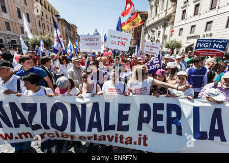 Rome, Italie. 10 mai, 2015. Les gens participer à l'Assemblée 'Marche pour la Vie' à Rome, pour protester contre l'avortement et l'euthanasie et à proclamer la valeur universelle du droit à la vie. Credit : Giuseppe Ciccia/Pacific Press/Alamy Live News Banque D'Images