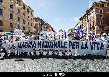 Rome, Italie. 10 mai, 2015. Les gens participer à l'Assemblée 'Marche pour la Vie' à Rome, pour protester contre l'avortement et l'euthanasie et à proclamer la valeur universelle du droit à la vie. Credit : Giuseppe Ciccia/Pacific Press/Alamy Live News Banque D'Images