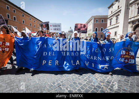 Rome, Italie. 10 mai, 2015. Les gens participer à l'Assemblée 'Marche pour la Vie' à Rome, pour protester contre l'avortement et l'euthanasie et à proclamer la valeur universelle du droit à la vie. Credit : Giuseppe Ciccia/Pacific Press/Alamy Live News Banque D'Images