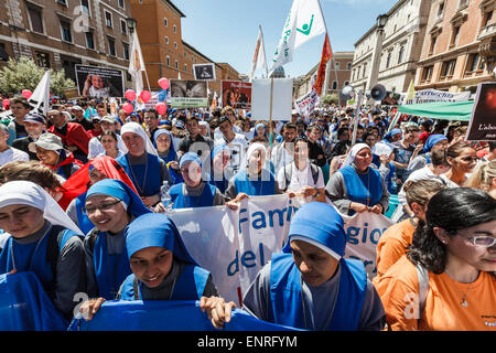 Rome, Italie. 10 mai, 2015. Les gens participer à l'Assemblée 'Marche pour la Vie' à Rome, pour protester contre l'avortement et l'euthanasie et à proclamer la valeur universelle du droit à la vie. Credit : Giuseppe Ciccia/Pacific Press/Alamy Live News Banque D'Images