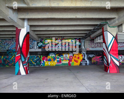 Paris, France. Street Art abstrait moderne, graffiti sur les murs peints sur le quai passage inférieur d' Austerlitz Banque D'Images