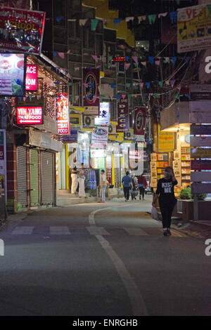 Katmandou, Népal. 10 mai, 2015. Thamel - l'un des plus populaires centres touristiques à Katmandou. Le nombre de décès le 25 avril séisme s'élève maintenant à 8 020. Aussi 17 866 personnes sont blessées et 366 sont toujours portés disparus à partir du dimanche soir. Cela fait plus de deux semaines que le tremblement de terre de magnitude 7,8 a frappé le Népal le samedi 25 avril, et le nombre de morts continue d'augmenter. Credit : Sumit Shrestha/ZUMA/ZUMAPRESS.com/Alamy fil Live News Banque D'Images