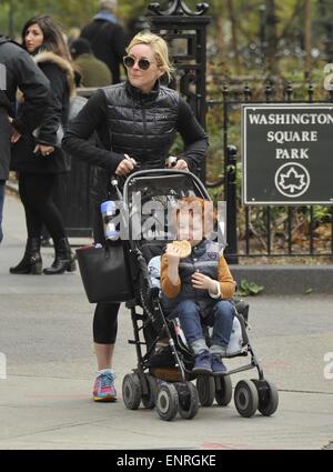 Jane Krakowski et son fils Bennett en promenade près de Washington Square Park comprend : Jane Krakowski,Bennett Robert Godley Où : New York City, New York, United States Quand : 05 Nov 2014 Banque D'Images