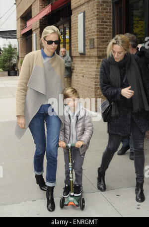 Karolina Kurkova fait une promenade à Tribeca avec son fils Tobin sur son micro-scooter avec : Tobin,Karolina Kurkova Drury où : Manhattan, New York, United States Quand : 05 Nov 2014 Banque D'Images