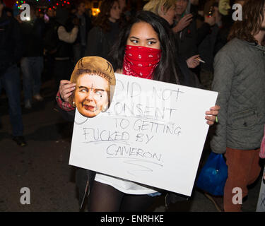 D'anarchistes et d'autres manifestants ont défilé de Trafalgar Square à la place du Parlement pour manifester contre le gouvernement. Ils appellent l'action, le masque de millions de Mars, tenant le Nov 5, en hommage à la Conspiration des '1605' Featuring : Atmosphère,vue Où : London, Royaume-Uni Quand : 05 Nov 2014 Banque D'Images