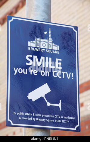 L'humour britannique excentrique. Souriez vous êtes sur CCTV. Une inscription nous informe que nous sommes sous surveillance vidéo, à la place de la brasserie à Dorchester, England, UK. Banque D'Images