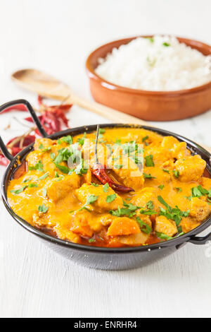 Poulet à la noix de coco au curry avec red hot chili pepper et le riz Banque D'Images