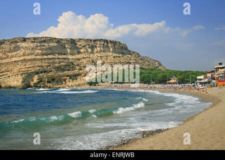 Côte de l'île de Crète en Grèce. Plage de Matala célèbre rouge. Banque D'Images