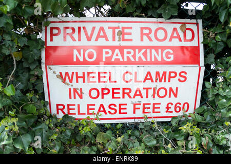 Avis sur collier roue route privée à Salisbury Wiltshire avec une presse frais de £60 Banque D'Images