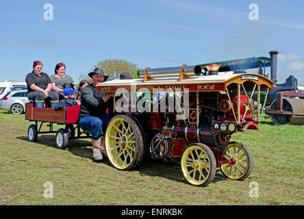 Une machine à vapeur miniature donner du plaisir à un rallye vintage rides en chacewater, Cornwall, uk Banque D'Images