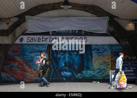 Protestation colorée graffitis au Brixton's arches de fer face à un réaménagement, Atlantic Road, Brixton, London, England, UK Banque D'Images