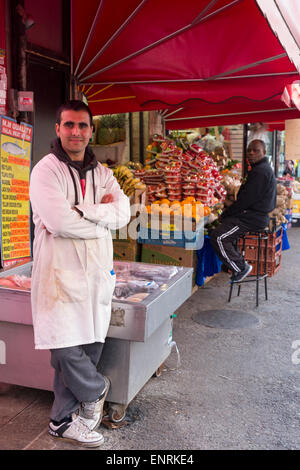 Deux commerçants à l'extérieur de leurs magasins d'alimentation traditionnels sur electric avenue, Brixton, Londres, Angleterre, Royaume-Uni Banque D'Images