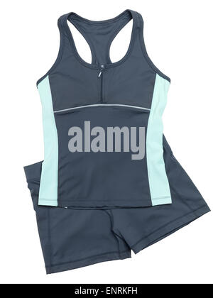 Tenue de sport pour femmes chemise grise et fitness short isolé sur fond blanc avec clipping path Banque D'Images