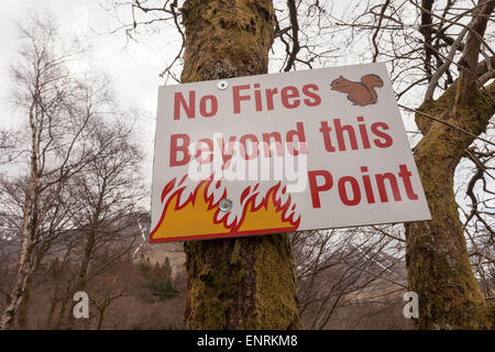 Camping dans la région de Glencoe, les Highlands écossais, le Royaume-Uni avec un panneau disant 'Pas de feux au-delà de ce point. Banque D'Images