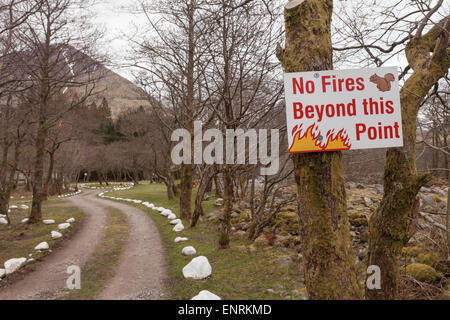 Camping dans la région de Glencoe, les Highlands écossais, le Royaume-Uni avec un panneau disant 'Pas de feux au-delà de ce point. Banque D'Images