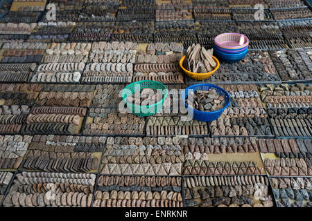 Des amulettes à la vente à l'Amulette Market à Bangkok, Thaïlande Banque D'Images