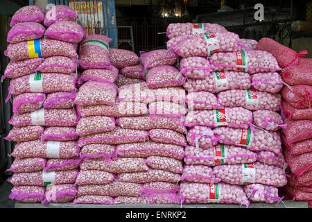 Sacs d'ail pour vente à Pak Khlong Talat (marché aux fleurs) à Bangkok, Thaïlande Banque D'Images