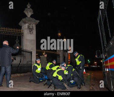 D'anarchistes et d'autres manifestants ont défilé de Trafalgar Square à la place du Parlement pour manifester contre le gouvernement. Ils appellent l'action "L'Millions Mars Masque', en hommage à la Conspiration des '1605' à Londres où : London, England, United Kingdom Quand : 05 Nov 2014 Banque D'Images