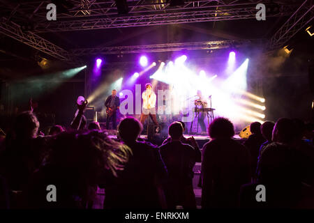 Rock Band en live sur la scène du Festival de Bourges avec les jeunes danser dans l'auditoire Banque D'Images