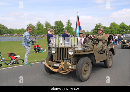 US Army Willys MB Jeep (1942). Châtaignier dimanche 10 mai 2015. Bushy Park, Hampton court, London Borough of Richmond, Angleterre, Grande-Bretagne, Royaume-Uni, Royaume-Uni, Europe. Parade de véhicules vintage et classiques et expositions avec attractions foraines et reconstitutions militaires. Crédit : Ian Bottle / Alamy Live News Banque D'Images