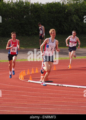 Alexander Tueten mène la mens 1500m course pendant une compétition de ligue d'athlétisme britannique de Portsmouth, Mai 2015 Banque D'Images