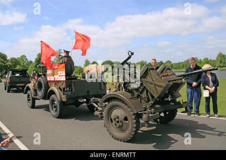 Camion léger russe GAZ-69 (1968) remorquant l'unité ZPU-2 (canon anti-aérien jumeau de 14.5mm). Châtaignier dimanche 10 mai 2015. Bushy Park, Hampton court, London Borough of Richmond, Angleterre, Grande-Bretagne, Royaume-Uni, Royaume-Uni, Europe. Parade de véhicules vintage et classiques et expositions avec attractions foraines et reconstitutions militaires. Crédit : Ian Bottle / Alamy Live News Banque D'Images