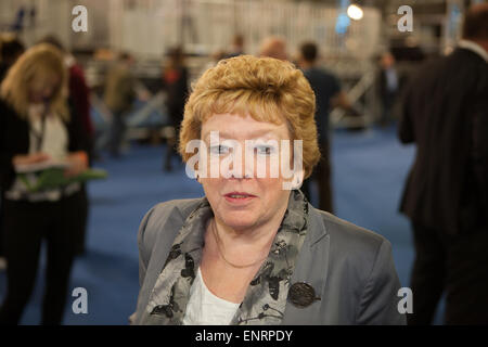 Belfast, Royaume-Uni. 7 mai 2015 Élection générale : Mary Muldoon du Parti Social-démocrate et du travail à la suite d'accusation Banque D'Images