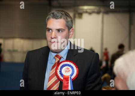 Belfast, Royaume-Uni. 7 mai 2015 Élection générale : Gavin Robinson du le Parti unioniste démocratique après avoir remporté le siège de Belfast Banque D'Images