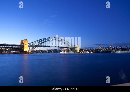 Le Sydney Harbour Bridge met en lumière le ciel nocturne avec ses lumières brillantes. Banque D'Images