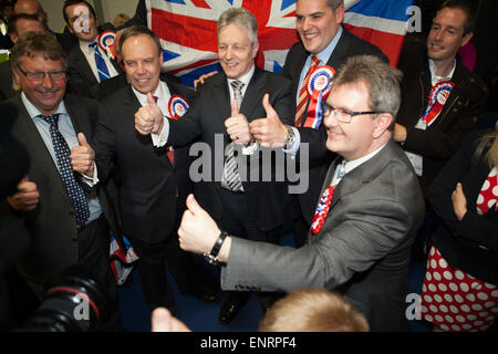 Belfast, Royaume-Uni. 7 mai 2015 : élection générale membres DUP célébrer après avoir pris 8 sièges dans l'élection générale Banque D'Images