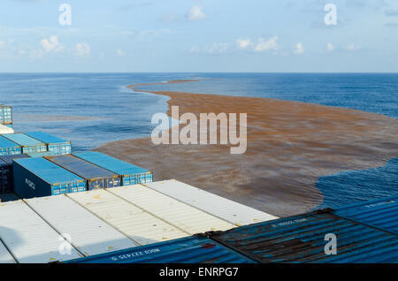 Navire naviguant dans l'océan Atlantique par le biais des déchets flottants à la surface de l'eau Banque D'Images