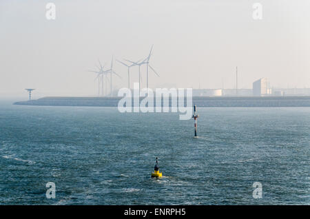 L'activité industrielle à l'Europoort, port de Rotterdam, Pays-Bas, dans un ciel gris Banque D'Images