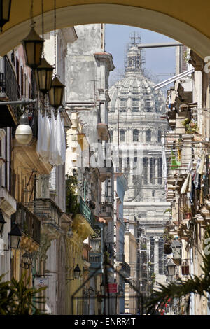 Dôme de Capitolio Nacional (National Capitol building) et dans les rues bondées de Habana Vieja (la vieille Havane), Cuba Banque D'Images