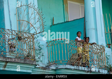 Les enfants sur le balcon de l'ancienne maison sur El Prado (Paseo de Marti), La Havane, Cuba Banque D'Images