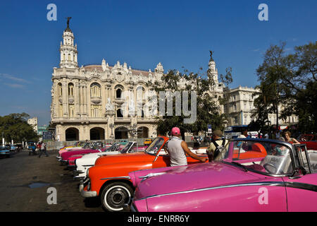 Alicia Alonso Grand Théâtre de La Havane et l'American Classic cars, La Havane, Cuba Banque D'Images