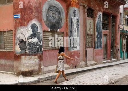 Ancien bâtiment de fresques peintes sur l'extérieur, La Habana Vieja (la vieille Havane), Cuba Banque D'Images