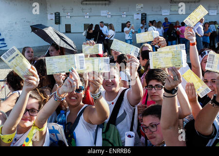 Turin, Italie. 10 mai, 2015. Des centaines de fans, sous un soleil chaud, voir les billets pour le concert du chanteur italien Marco Mengoni. © Elena Aquila/Pacific Press/Alamy Live News Banque D'Images