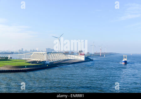 Un petit navire cargo passant le Maeslantkering sur le Nieuwe Waterweg, Rotterdam, une barrière de tempête Banque D'Images